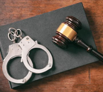 جرایم کیفری چیست؟ لیست انواع جرایم کیفری + مجازات